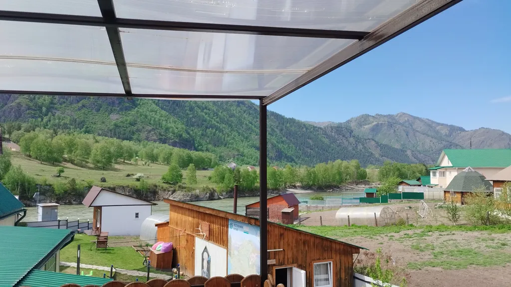 Комплекс с видом на реку в центре Чемала