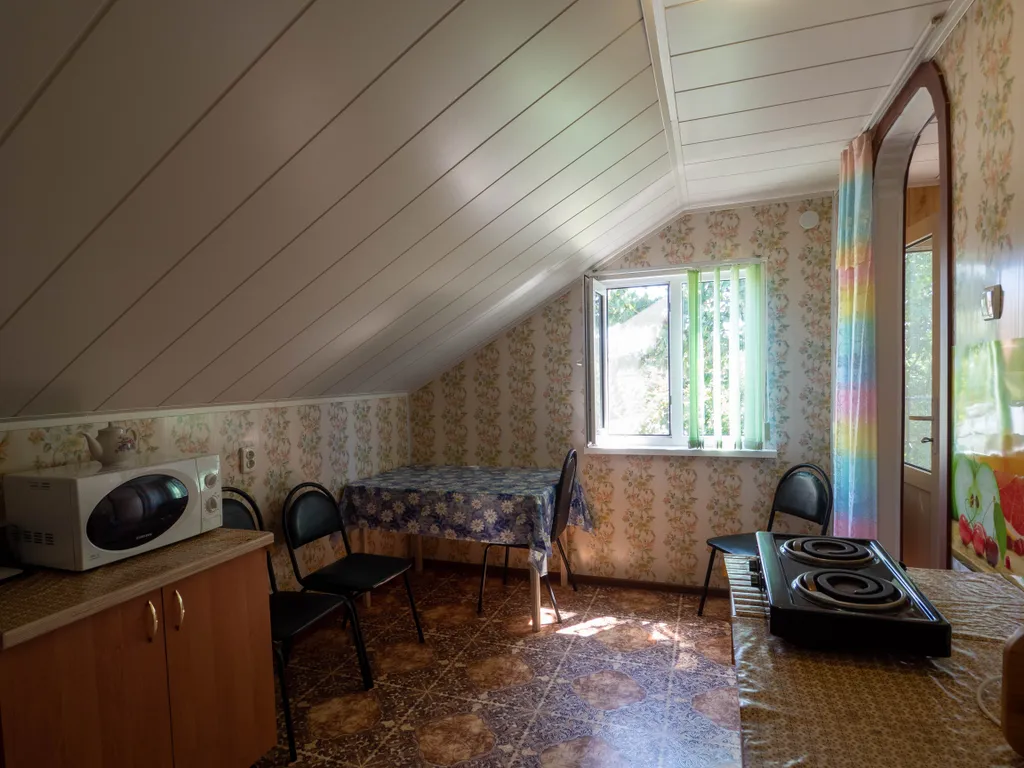 Коттедж Отдельный дом в тени абрикос и винограда — Ейск