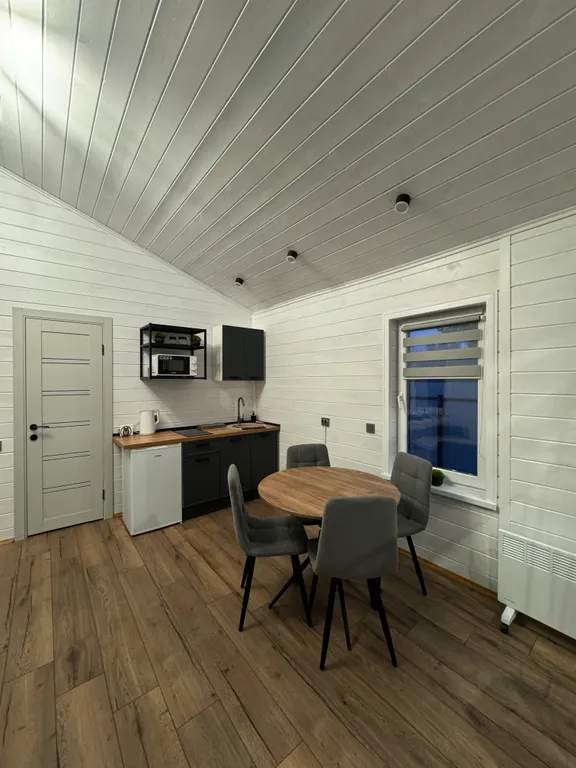 Домик барнхаус в дубовом лесу