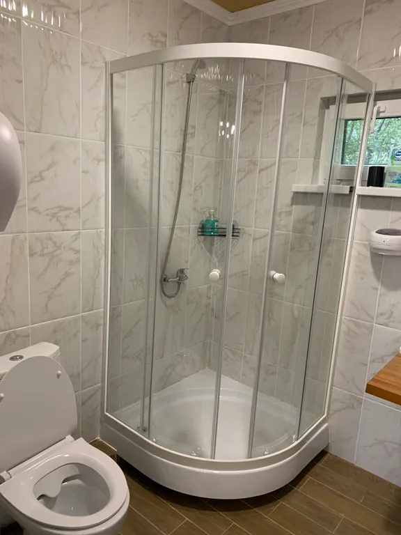 Дом на берегу реки с бассейном и видом