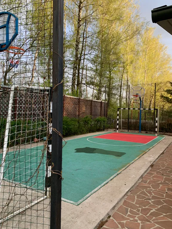 Дом у пруда