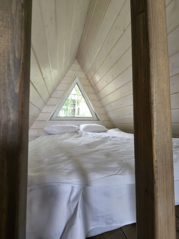 Домик-шалаш с видом на озеро