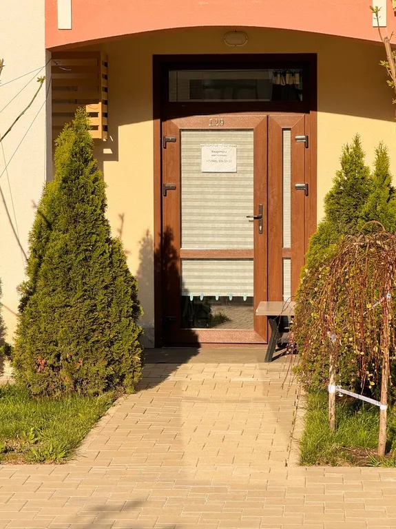 Уютная квартира напротив бассейна со своими лежаками, 7 спальных мест