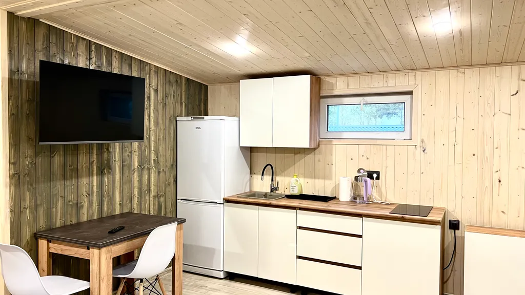 Домик с камином у ручья