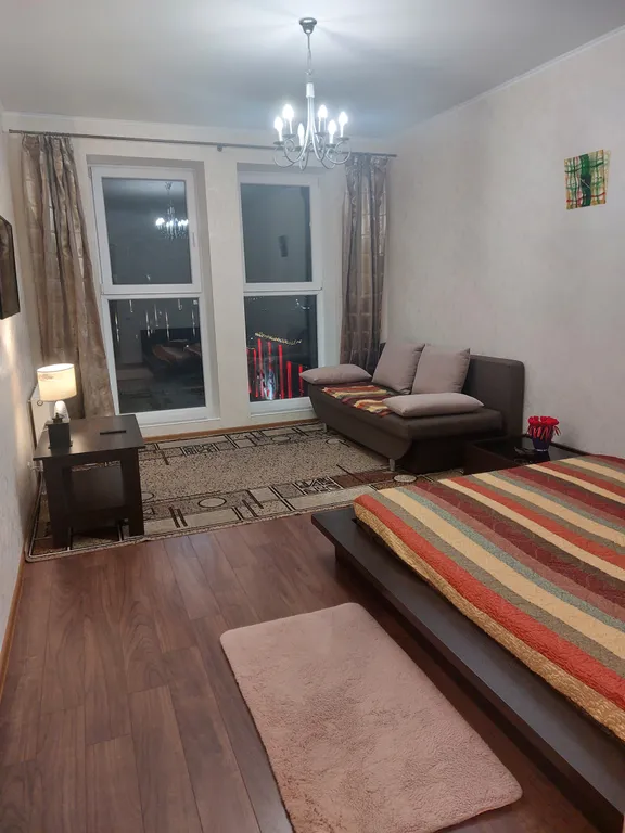 Уютная квартира с панорамными окнами в пол и красивым видом на парк