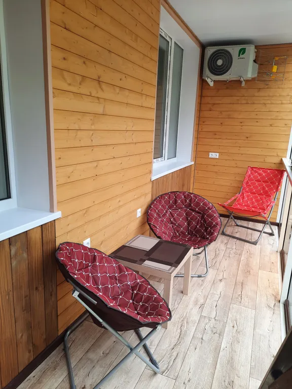 Квартира на банном, Родина