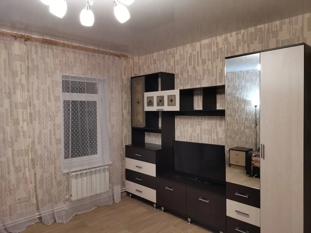 Уютный уголок с небольшой зоной для отдыха и машиноместом