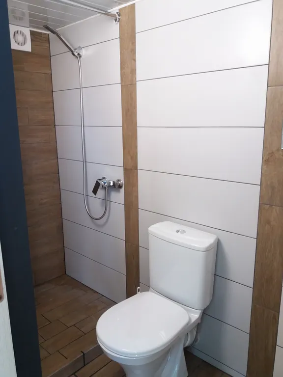 Дом на склоне холма у реки