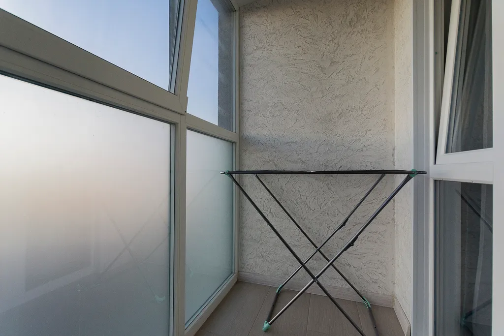 Уютная квартира в ЖК Паруса с подвесным креслом от Kravc Group