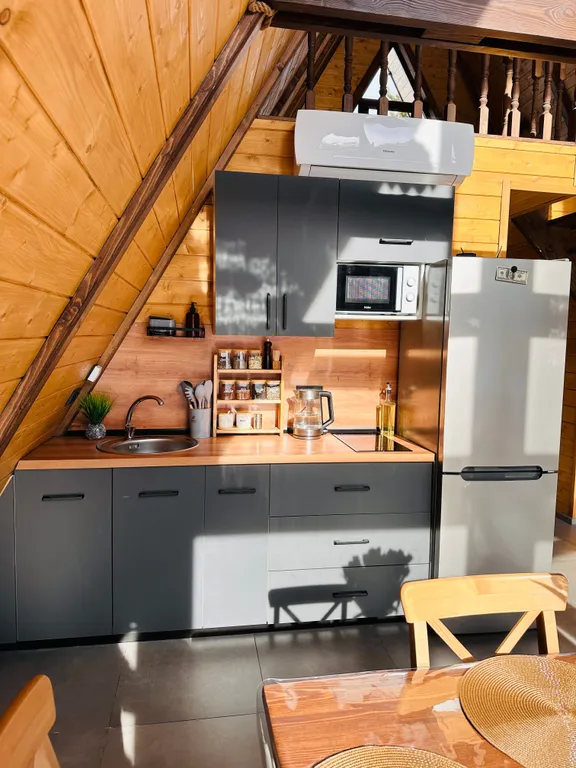 Дом с баней и банным чаном на краю соснового леса