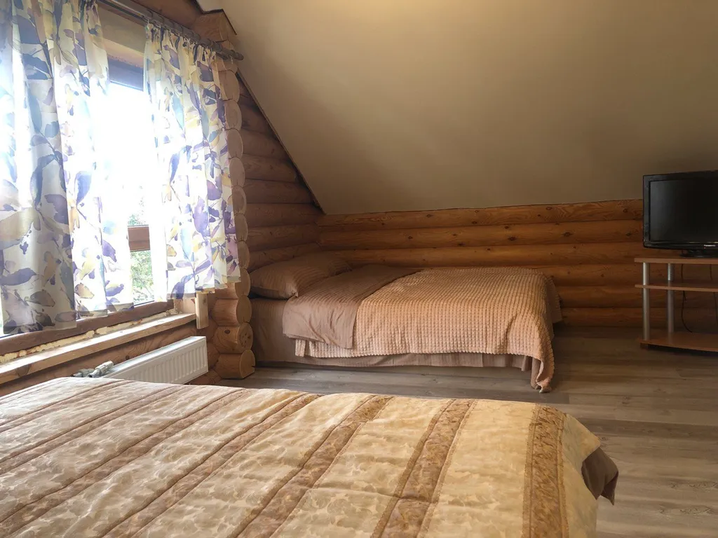 Дом из дерева у моря