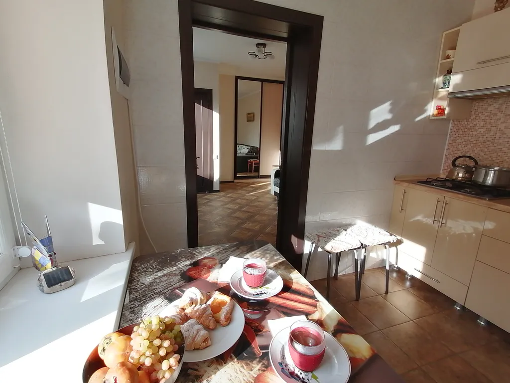 Двухкомнатный вместительный дом со двором