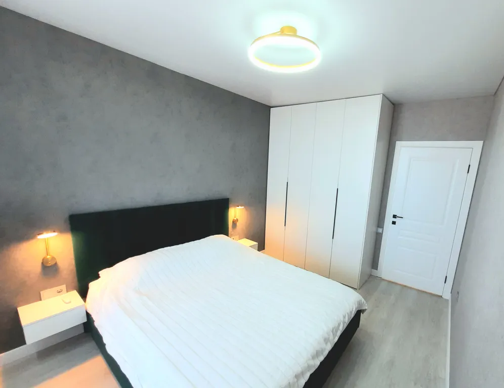 Смотровая квартира с панорамным видом на город с диваном и кроватью