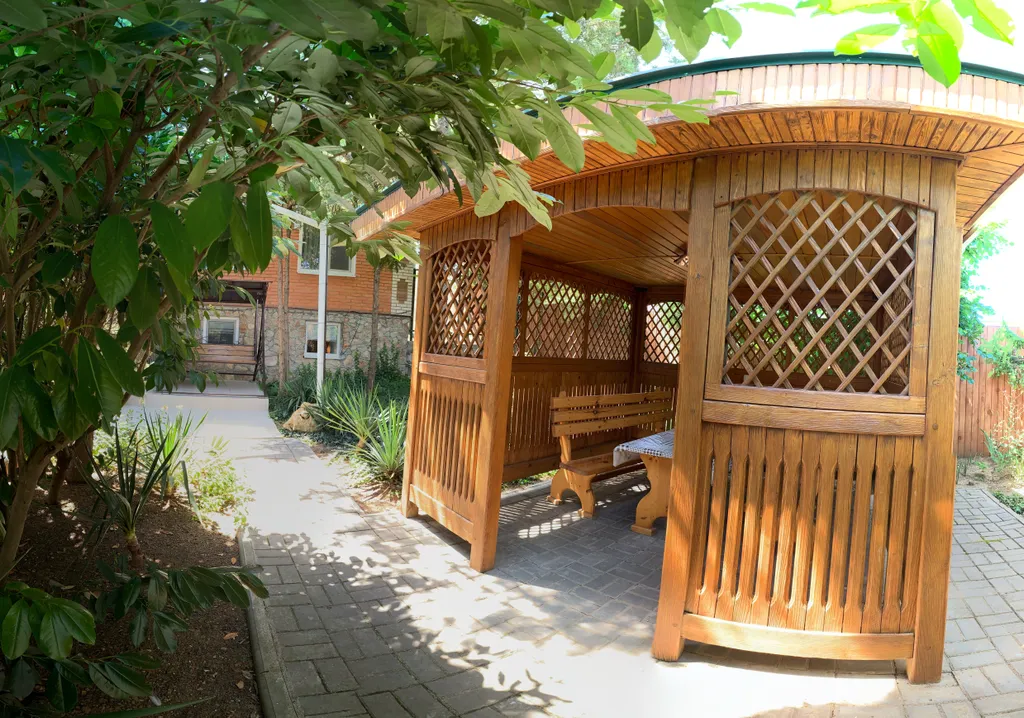 Коттедж Добротный кирпичный дом со своим двором в усадьбе Можжевеловый дворик — Айвовое