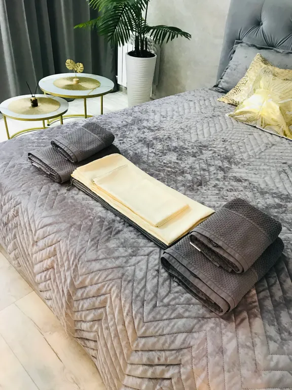 Современная шикарная с новым дизайнерским ремонтом квартира