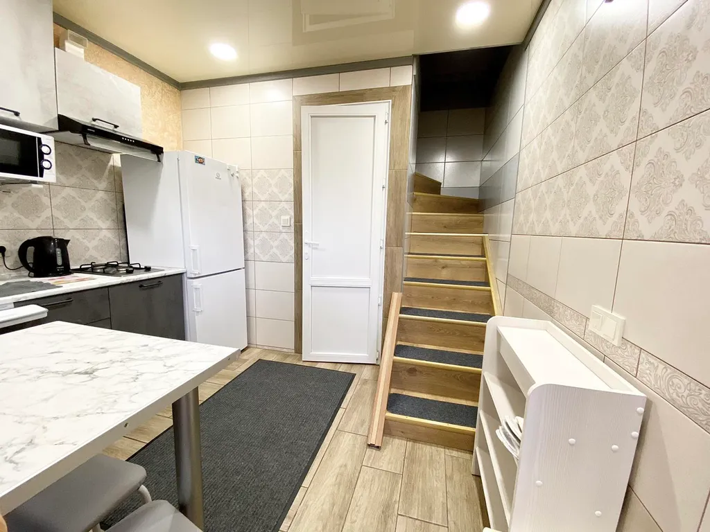 Уютная двухуровневая квартира с обеденной зоной во дворе