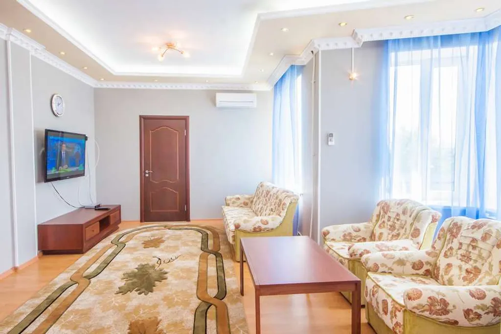 Дом с видом на сад и озеро