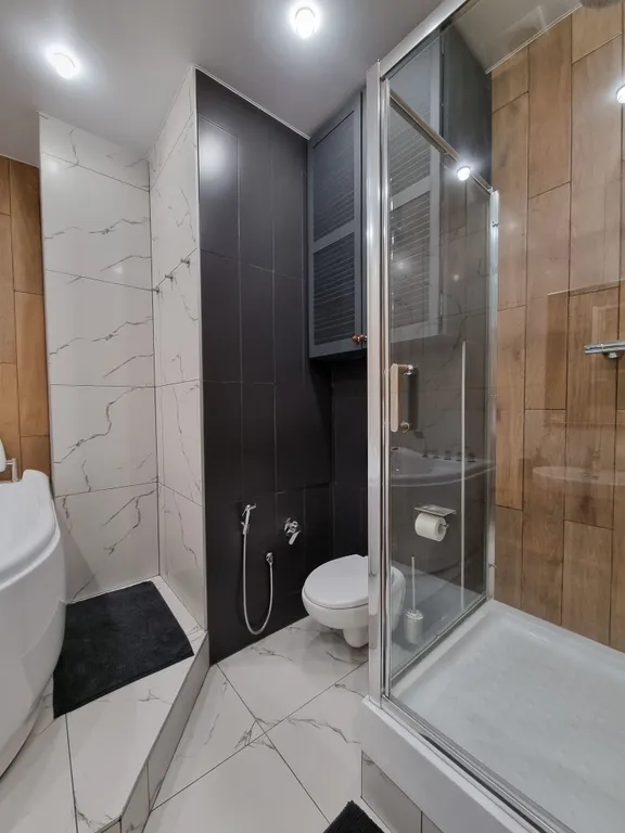 Современные апартаменты с джакузи у озера