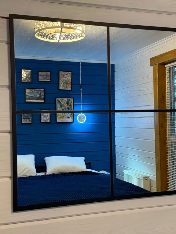 Белый дом и сосны