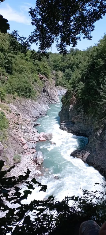 Романтик у реки