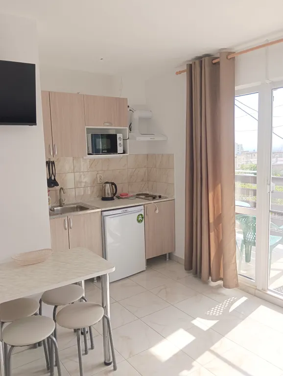 Уютная студия с кухней и видом на море.