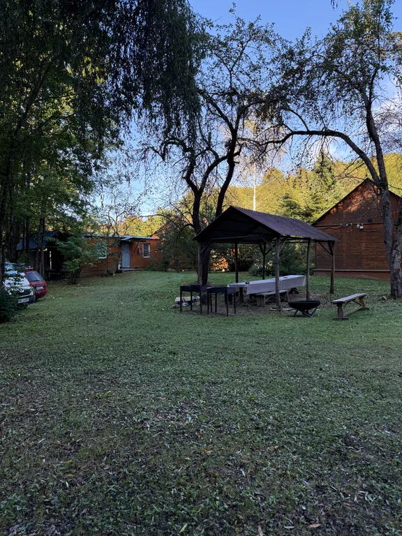 Квартира Уютная комната для четверых в деревянном таунхаусе у озера — Мезмай