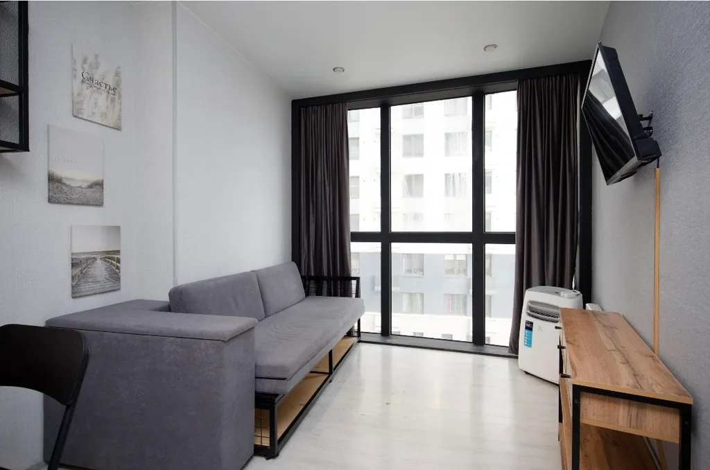 Уютная студия с панорамным окном