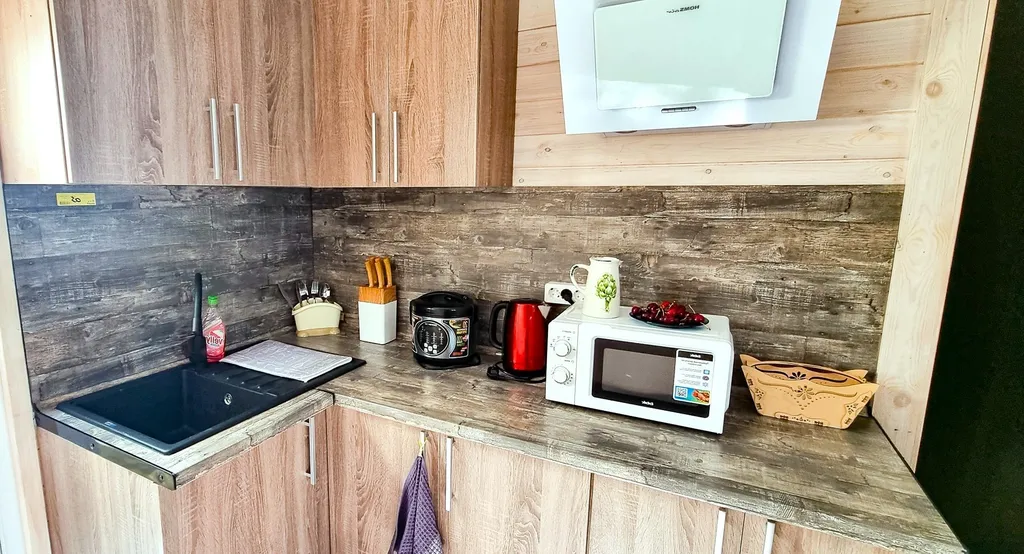 Уютный дом у реки с беседкой и верандой