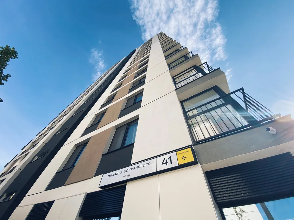 Crystal View — студия с панорамными окнами и закатом за стеклом