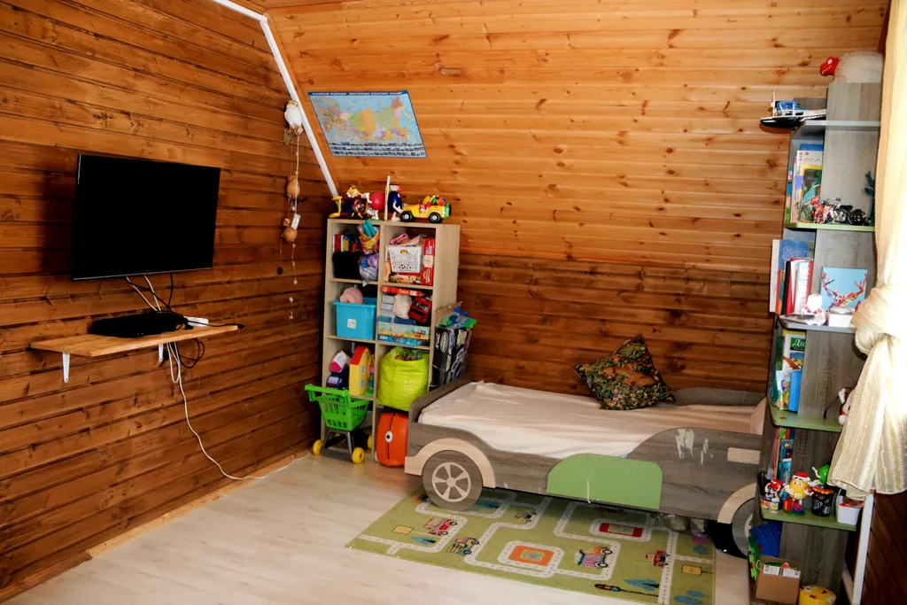 Коттедж на берегу реки с видом на сосновый лес