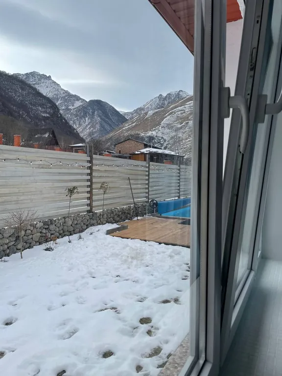 Дом с бассейном у леса