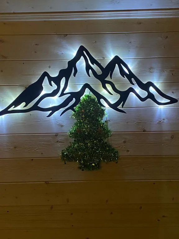 Уютный деревянный дом с великолепным видом на лес и горы