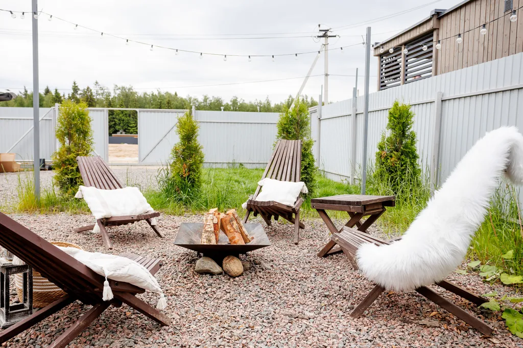 Загородный дом у леса и конюшни