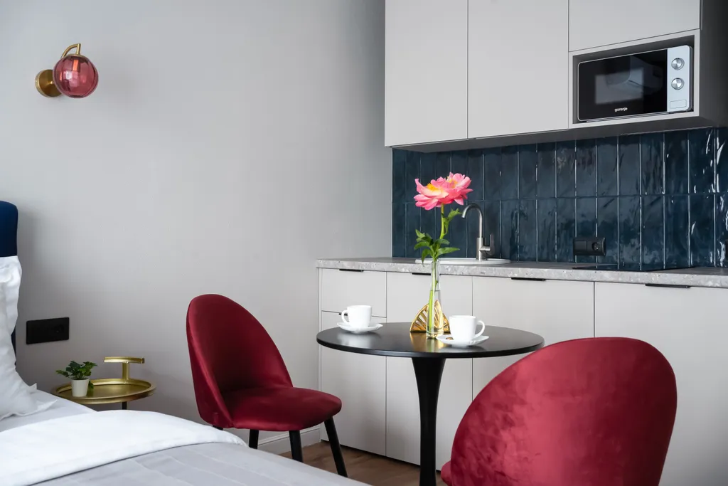 Синяя студия у моря