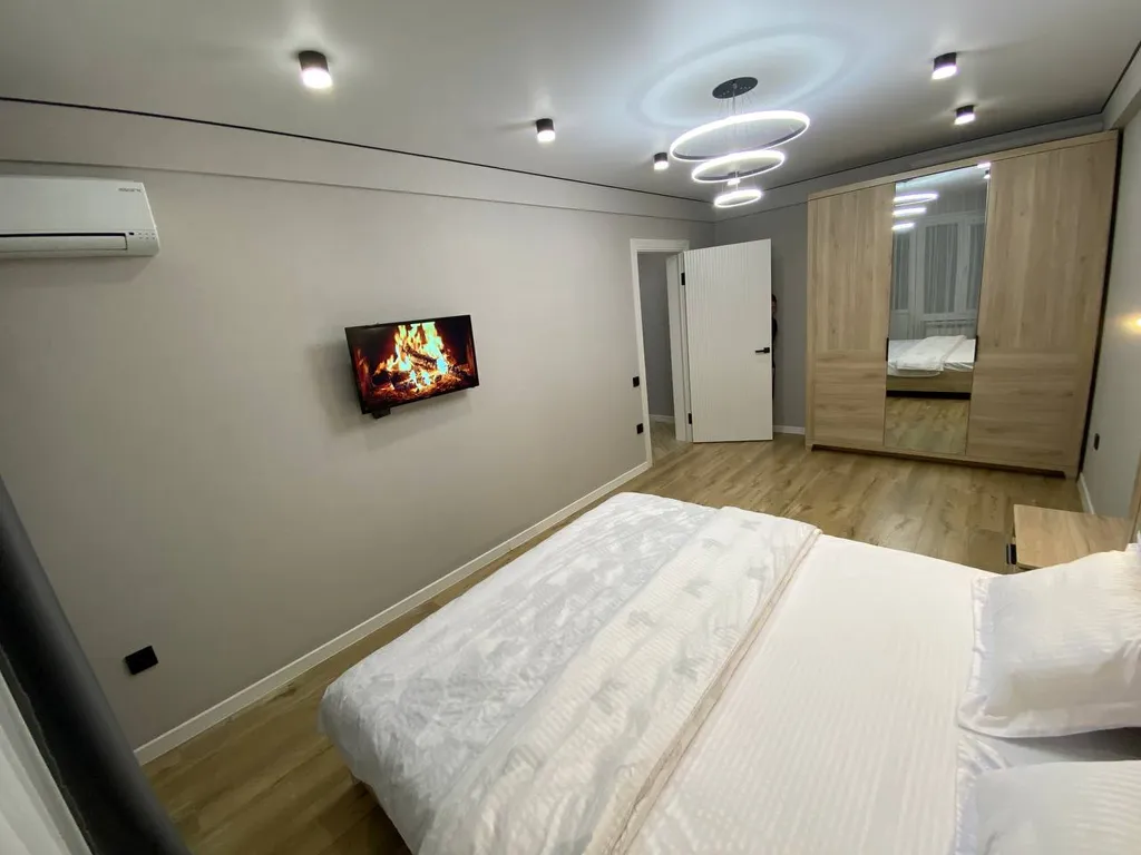 Чистая и современная квартира с видом на горы в центре города