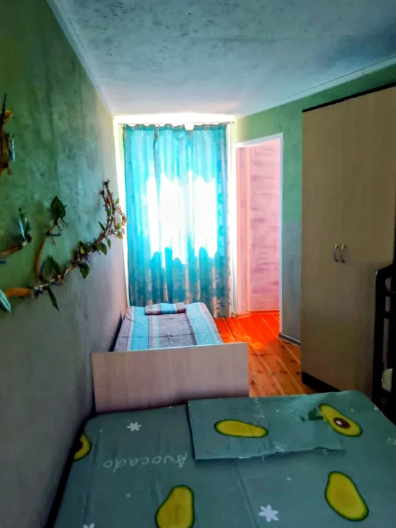 Двухкомнатный этаж, с детской кроваткой, вид на море и горы