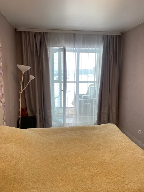 Хорошая, светлая  квартира в современном районе на берегу озера