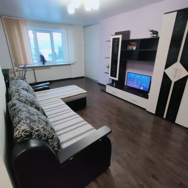 Центр с видом на озеро и парковкой во дворе