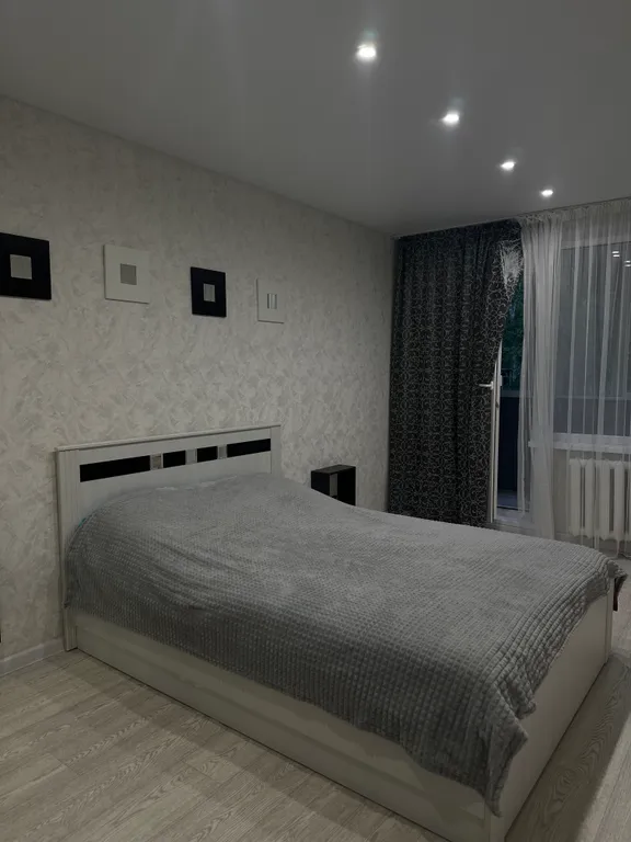 Двухкомнатная квартира с новым ремонтом, рядом с въездом в город