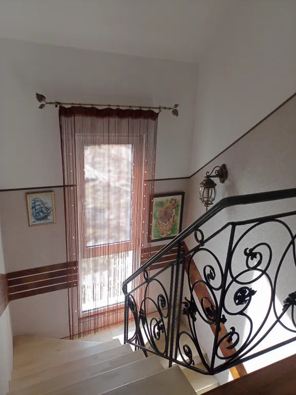 Дом у моря с панорамным видом на горы и море