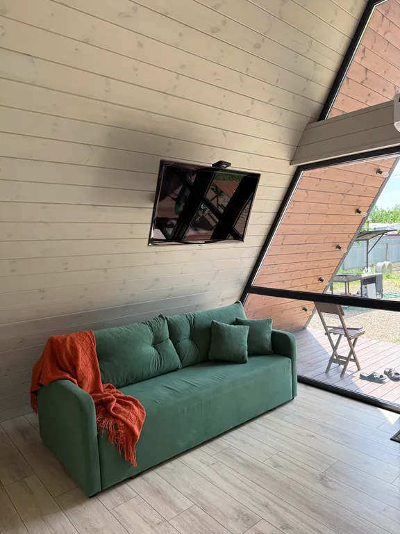 Деревянный дом шале на берегу озера и выходом на реку Кубань