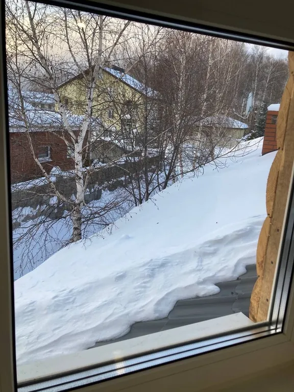 Дом в два этажа с двумя спальнями и гостиной, летний бассейн, баня