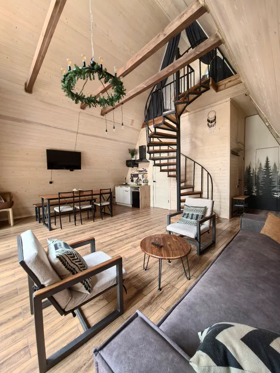 Треугольный дом с огороженной территорией