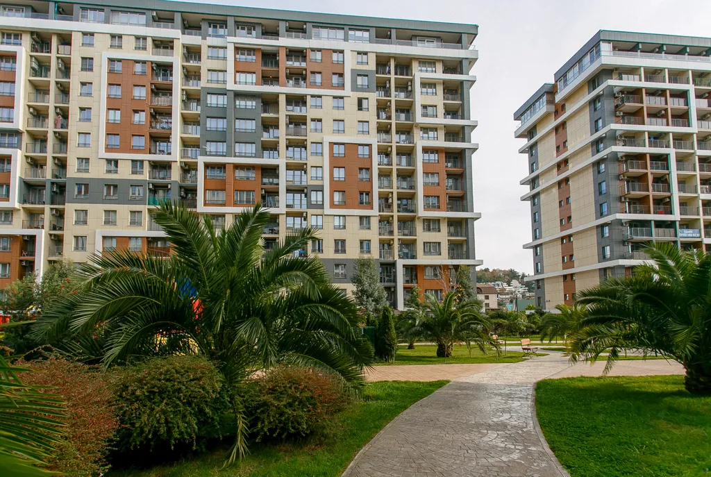 Студия с панорамными окнами и балконом на первой береговой линии