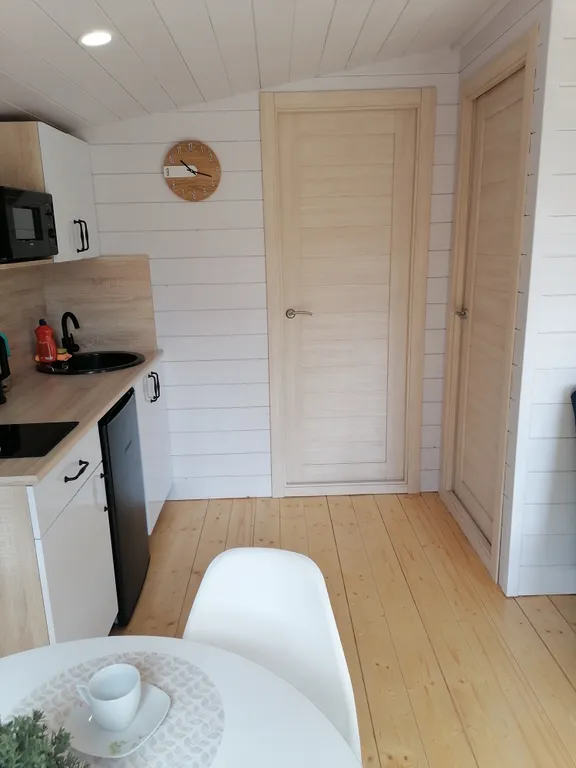 Уютный домик у реки