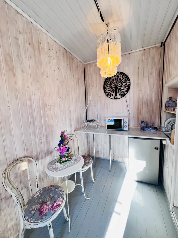 Уютный дом у реки с мангалом