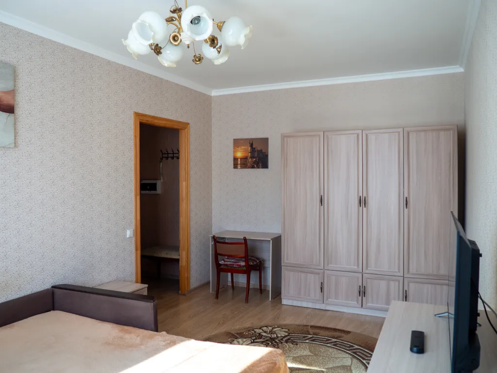 Просторная светлая двухкомнатная квартира в современном доме