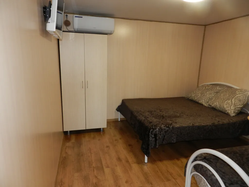 Домики на пляже Золотой Якорь с видом на море