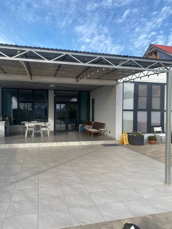 Загородный дом с бассейном