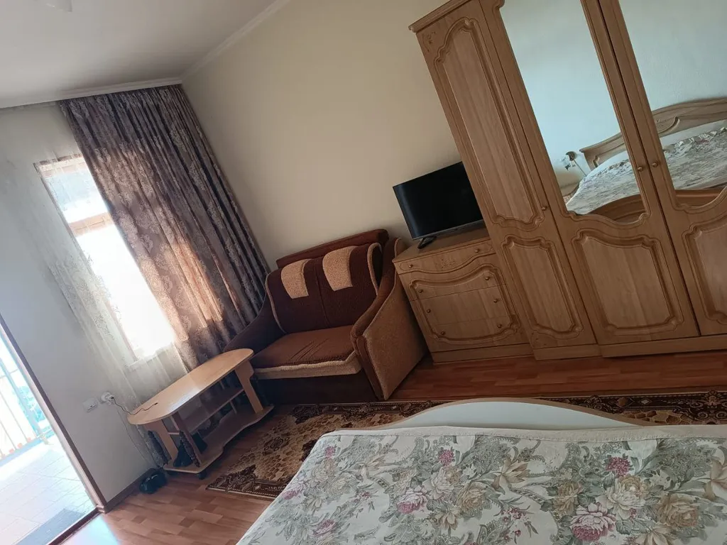 Комната на троих человек с видом на море